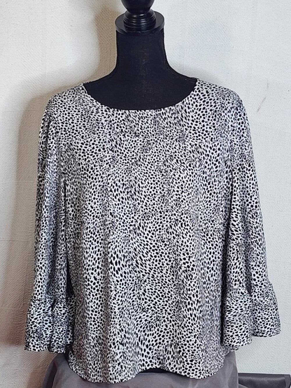 Apt. 9 Black and White Animal Print Poly Trumpet Sleeve Button Back Blouse Sz L